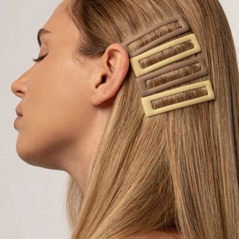 Cliente bionda con pinze nei capelli durante un'esperienza personalizzata in salone